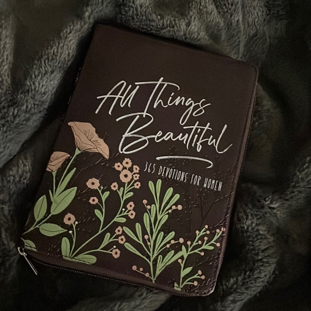 ALL THINGS BEAUTIFUL 365 days daily Womens devotional